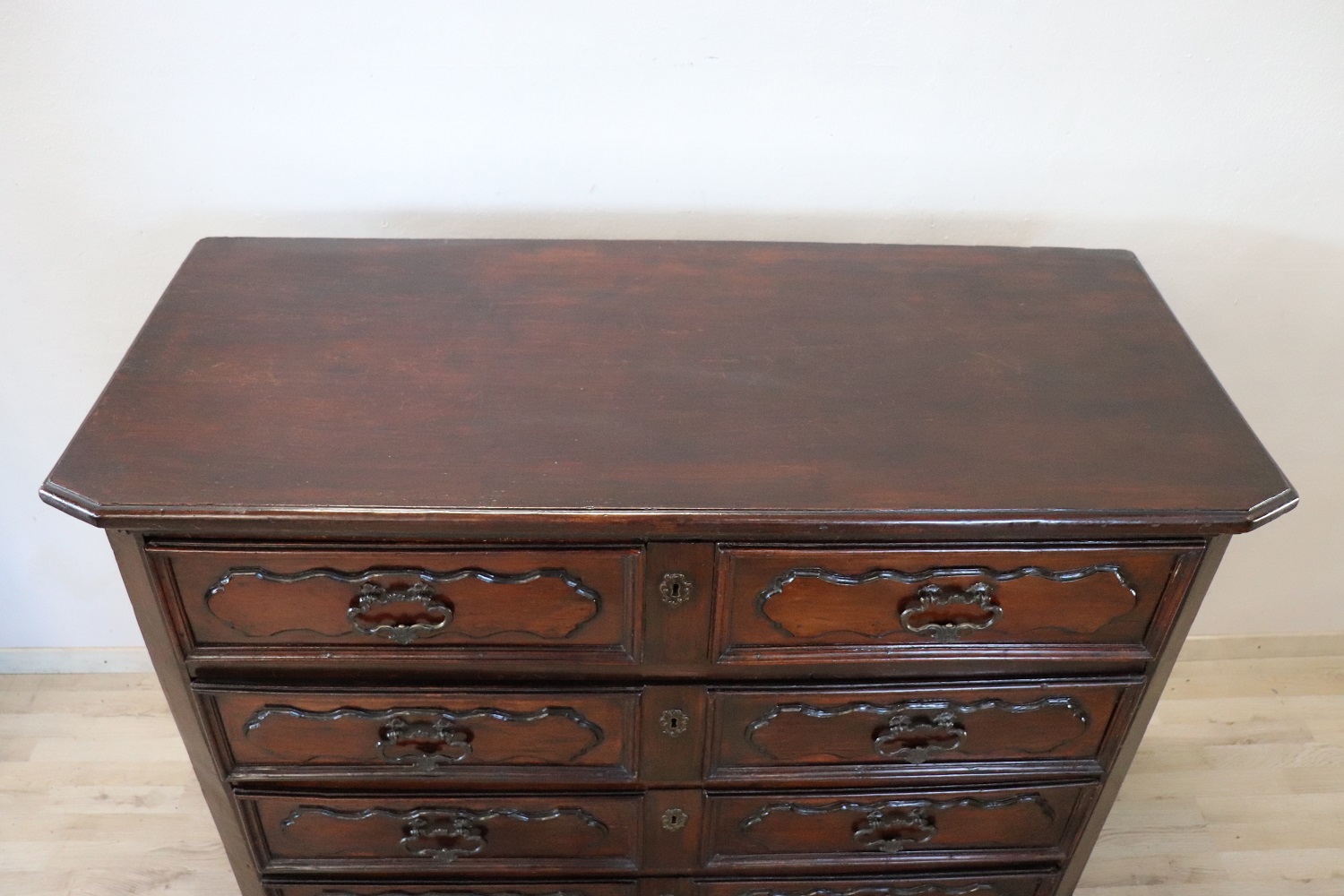Antique Chest Of Drawers In Walnut, 17th Century