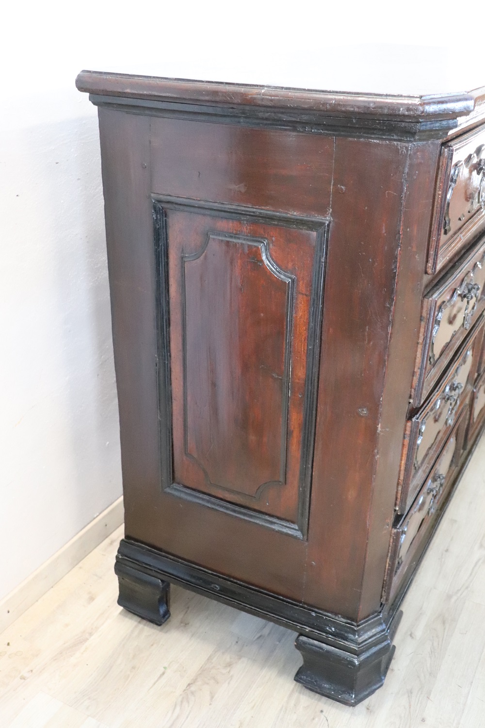 Antique Chest Of Drawers In Walnut, 17th Century