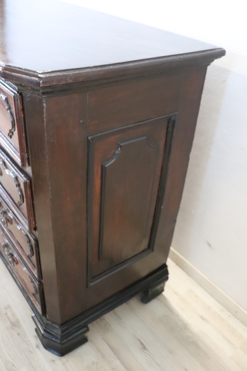 Antique Chest Of Drawers In Walnut, 17th Century