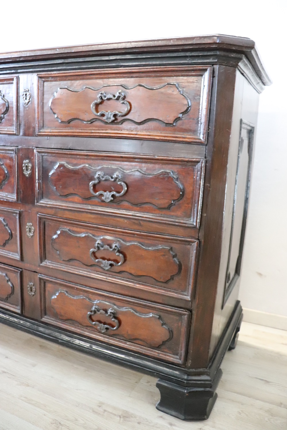 Antique Chest Of Drawers In Walnut, 17th Century