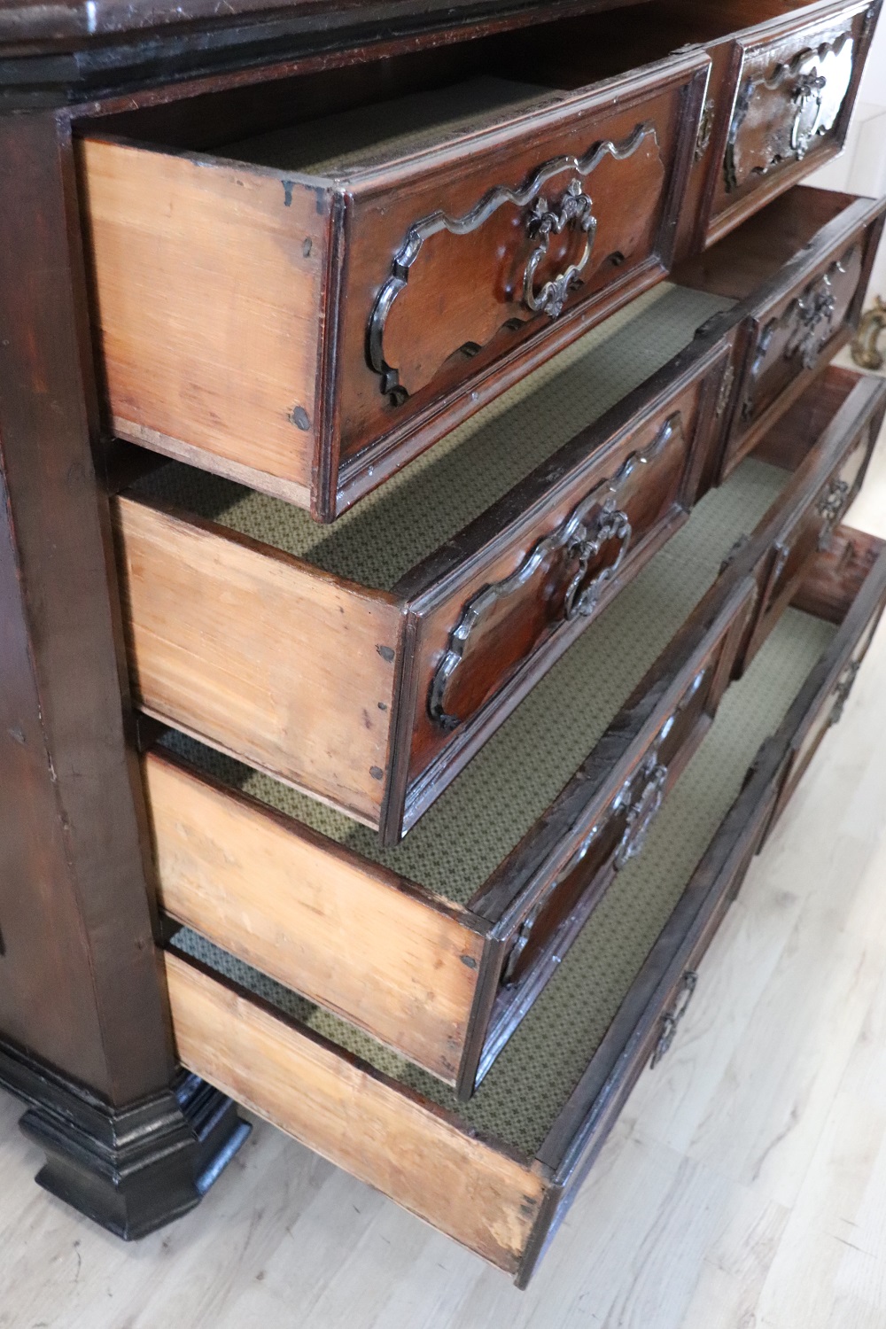 Antique Chest Of Drawers In Walnut, 17th Century