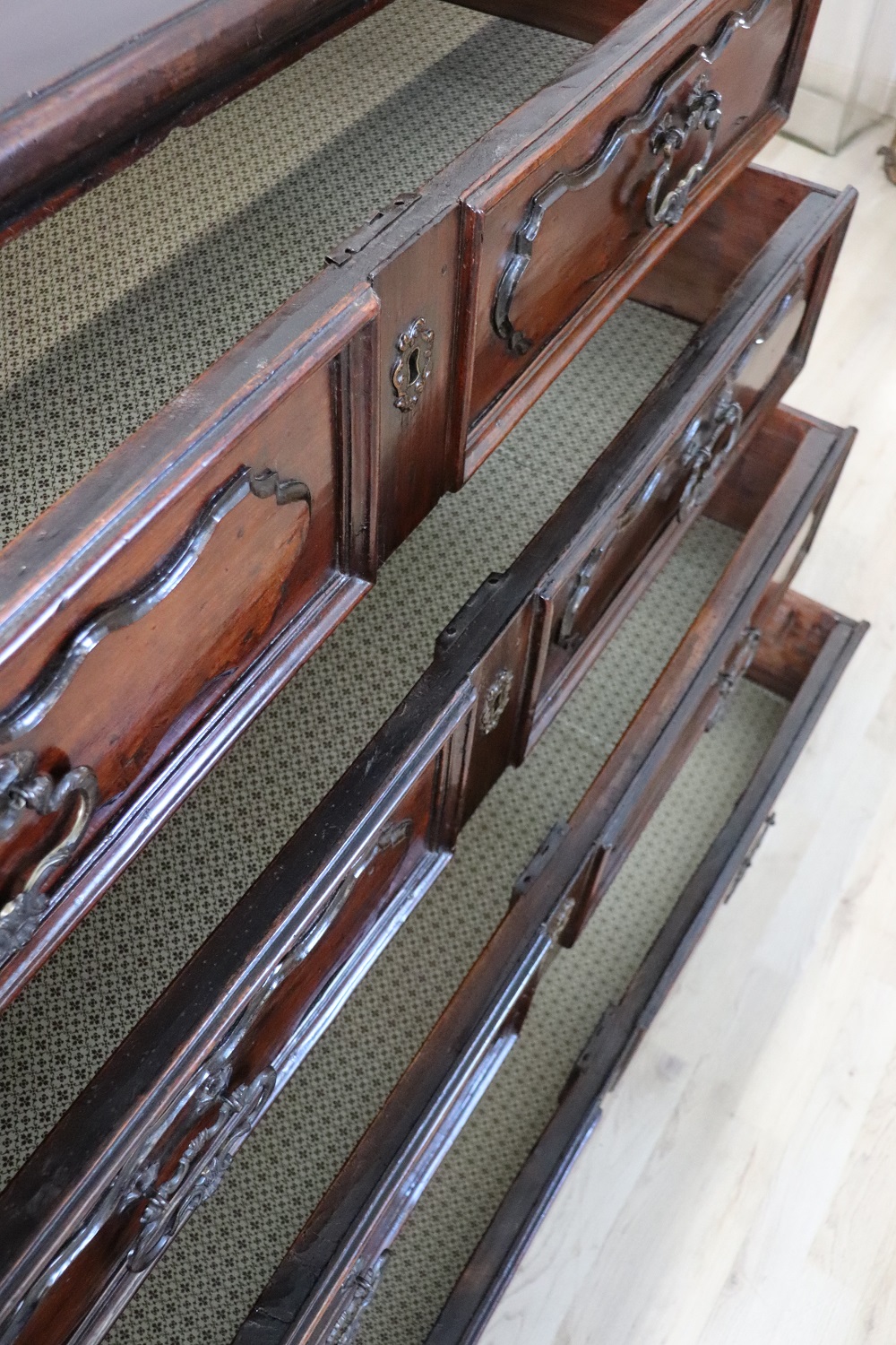 Antique Chest Of Drawers In Walnut, 17th Century