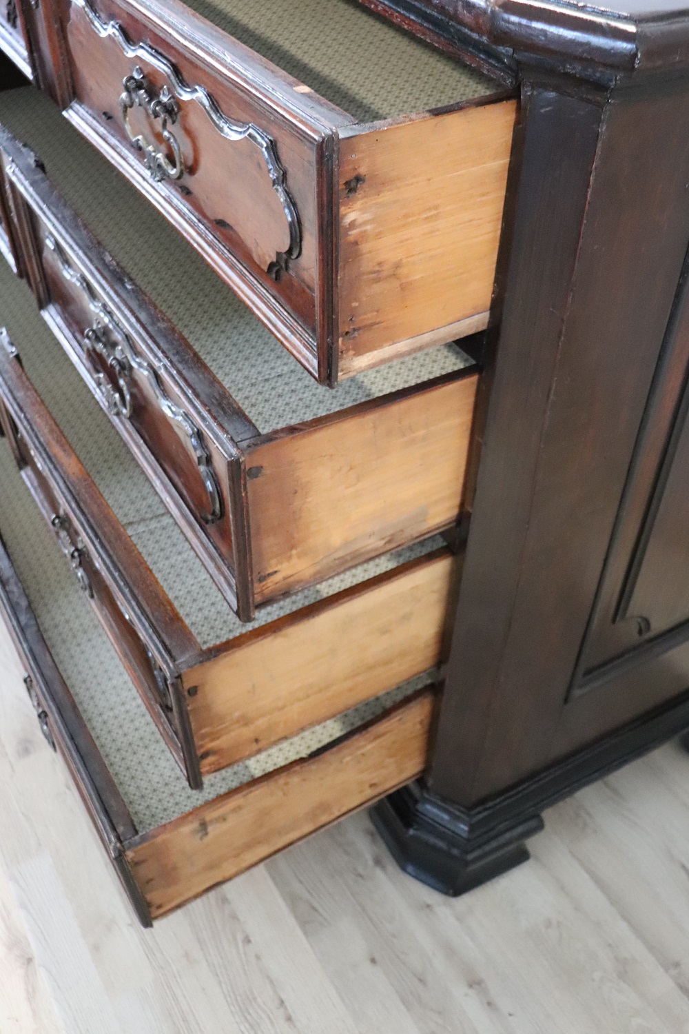 Antique Chest Of Drawers In Walnut, 17th Century