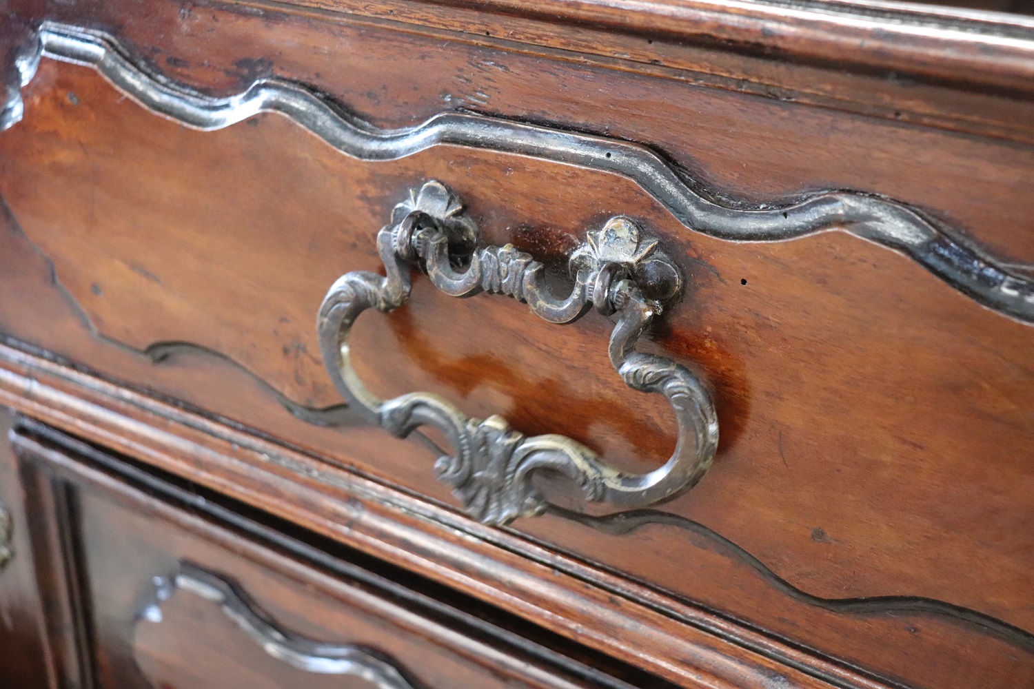 Antique Chest Of Drawers In Walnut, 17th Century