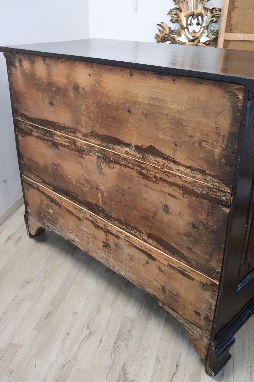 Antique Chest Of Drawers In Walnut, 17th Century