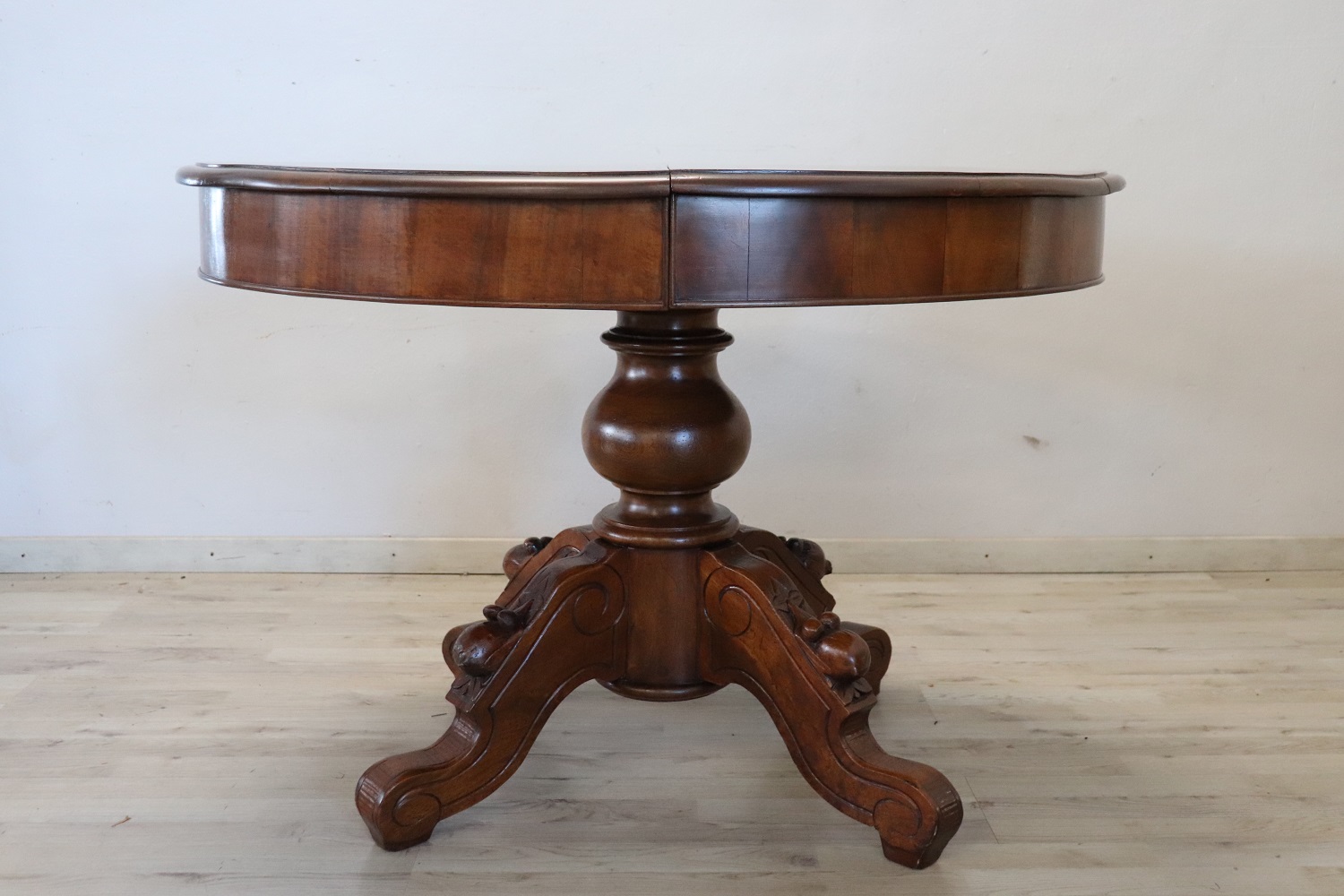 Oval Walnut Extendable Dining Table, 19th Century