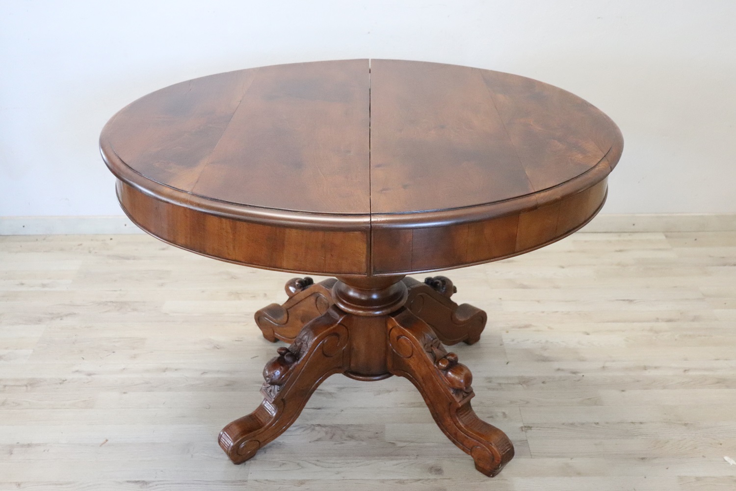 Oval Walnut Extendable Dining Table, 19th Century