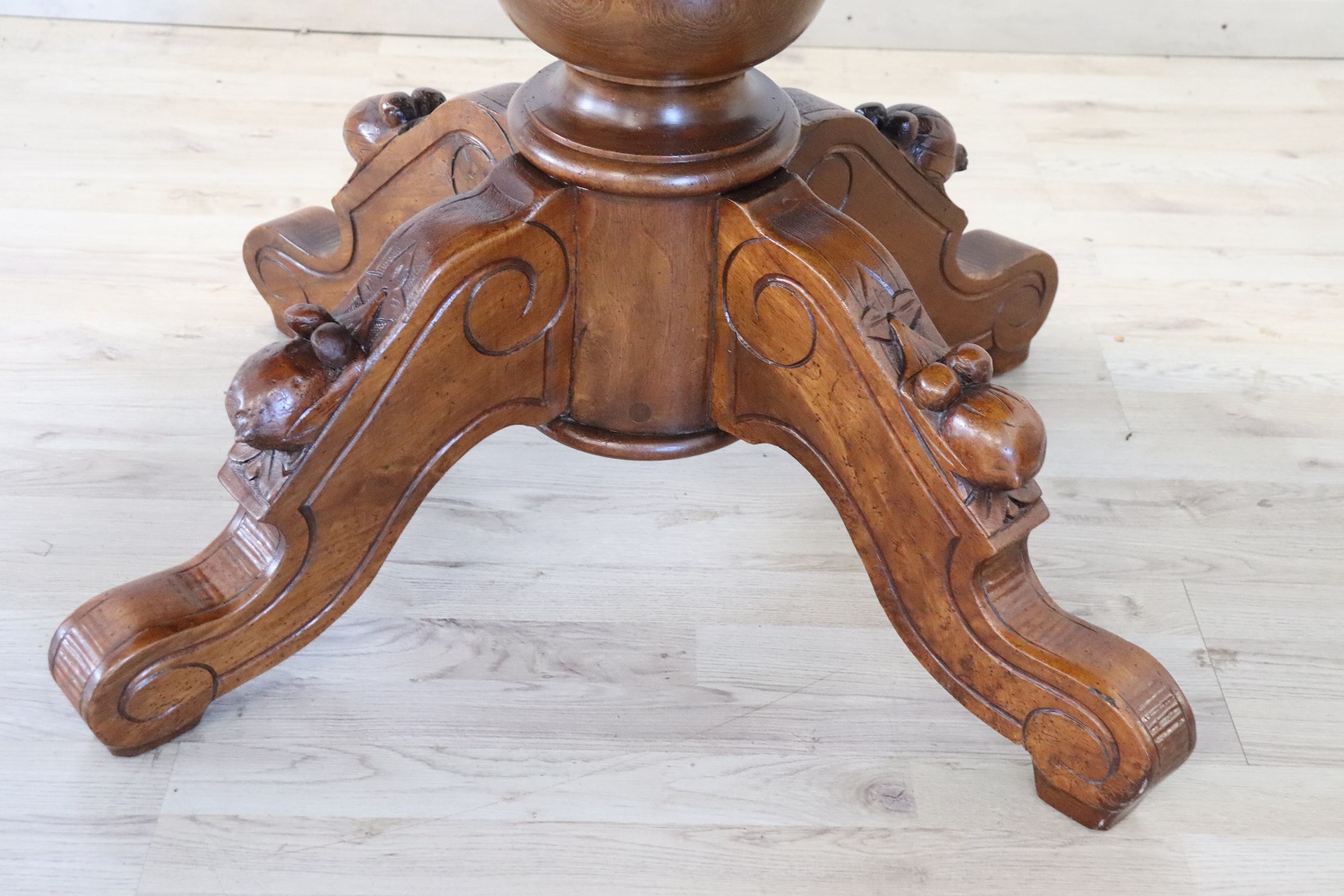 Oval Walnut Extendable Dining Table, 19th Century