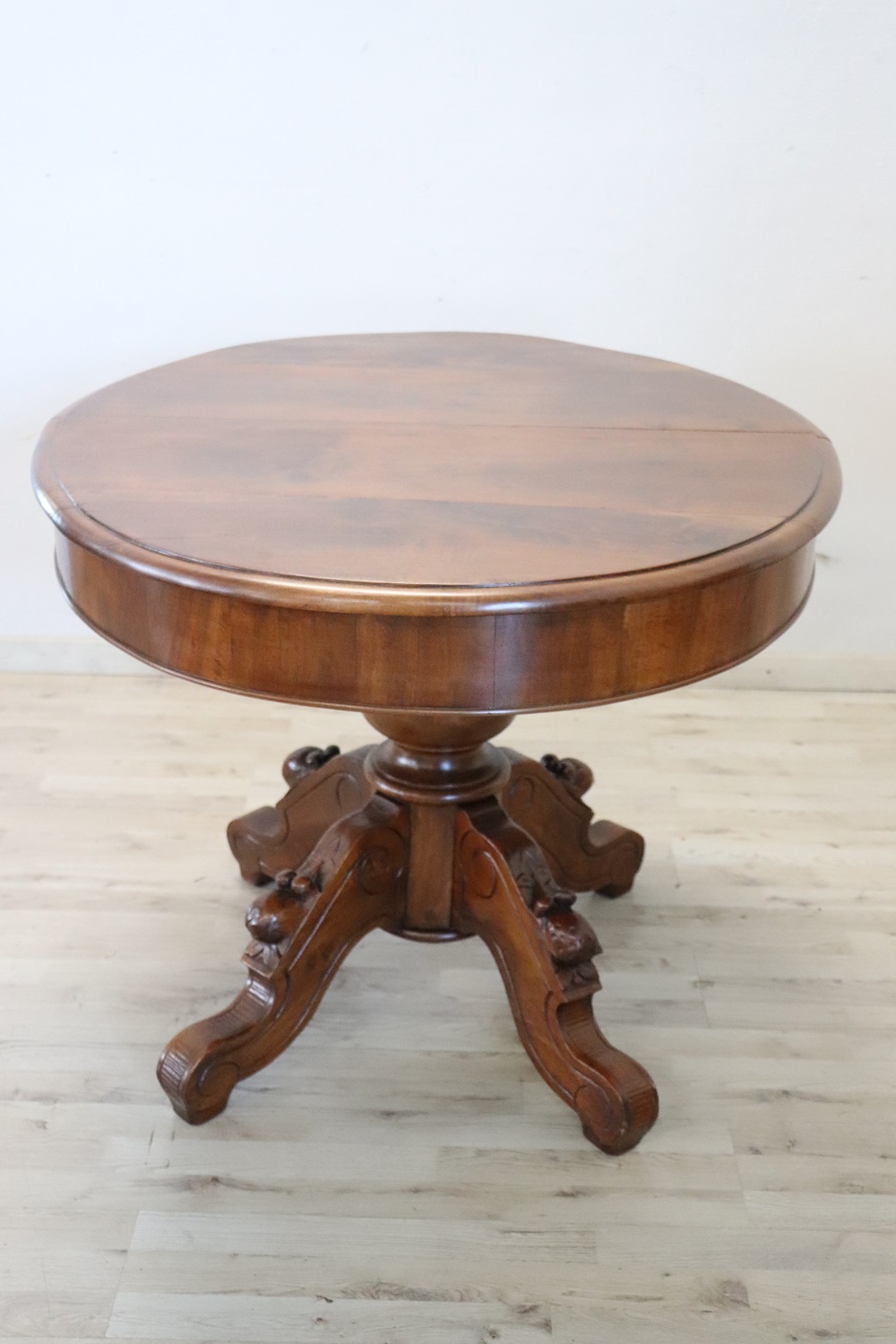 Oval Walnut Extendable Dining Table, 19th Century