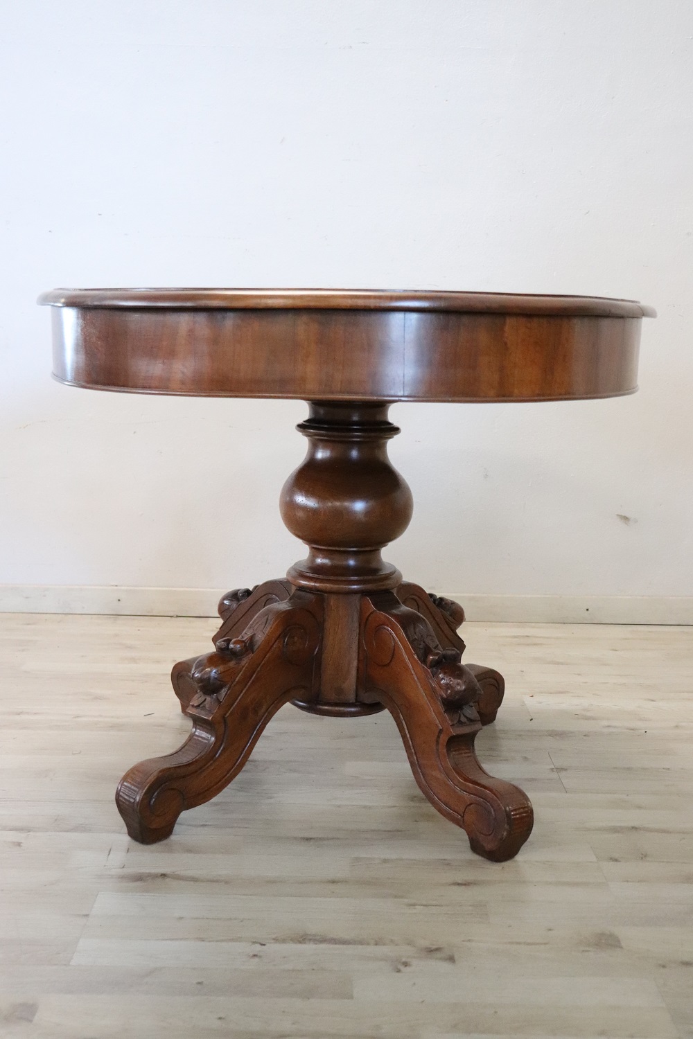 Oval Walnut Extendable Dining Table, 19th Century