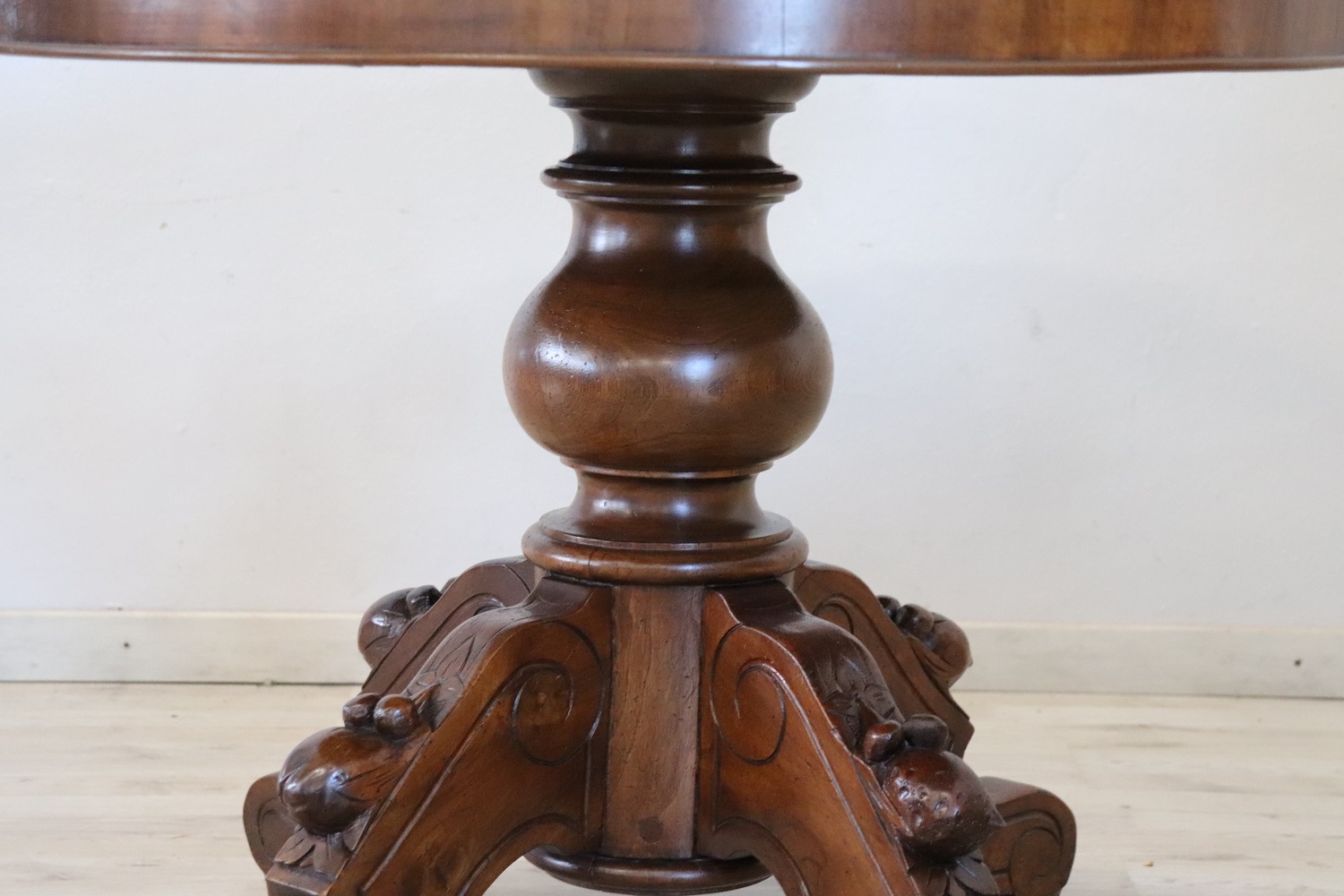 Oval Walnut Extendable Dining Table, 19th Century