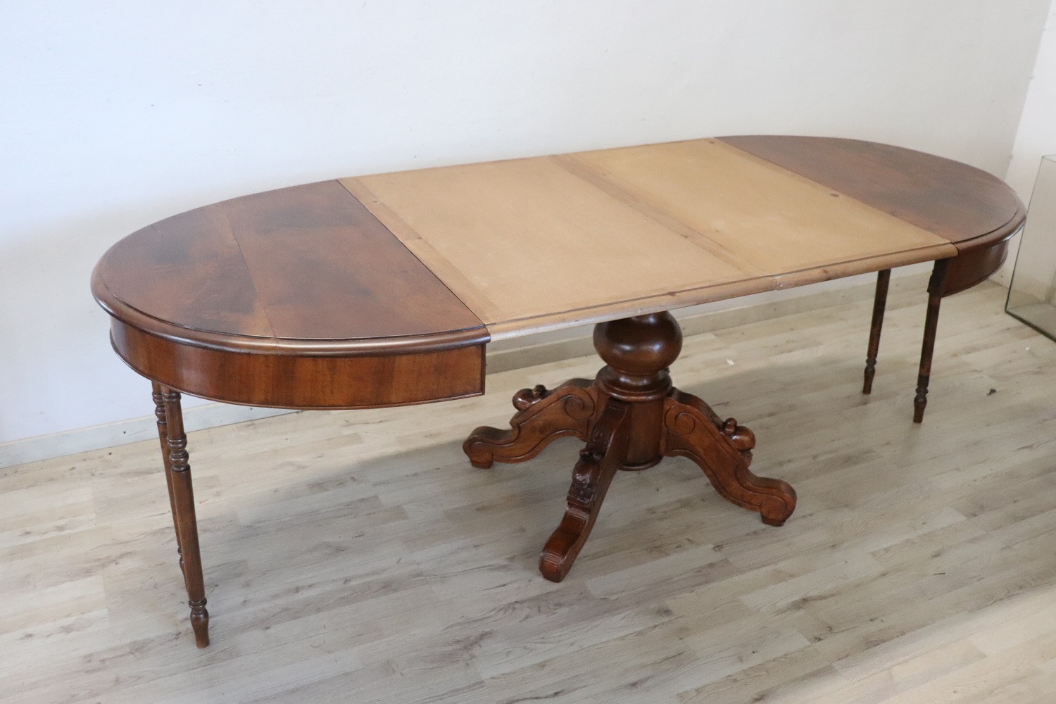 Oval Walnut Extendable Dining Table, 19th Century