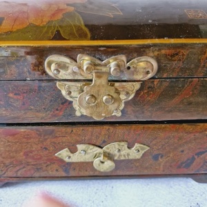 JEWELERY LACQUER BOX, Chinese music box with a drawer