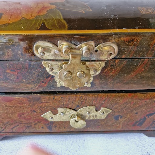 JEWELERY LACQUER BOX, Chinese music box with a drawer