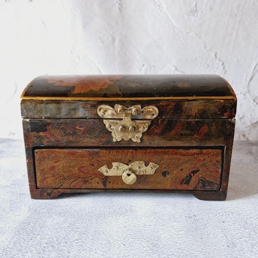 JEWELERY LACQUER BOX, Chinese music box with a drawer