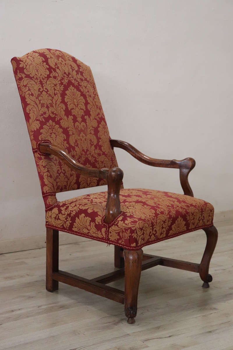18th Century Antique Armchair In Carved Walnut