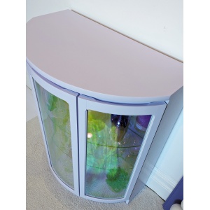 Luna | Lilac drinks cabinet with iridescent curved glass