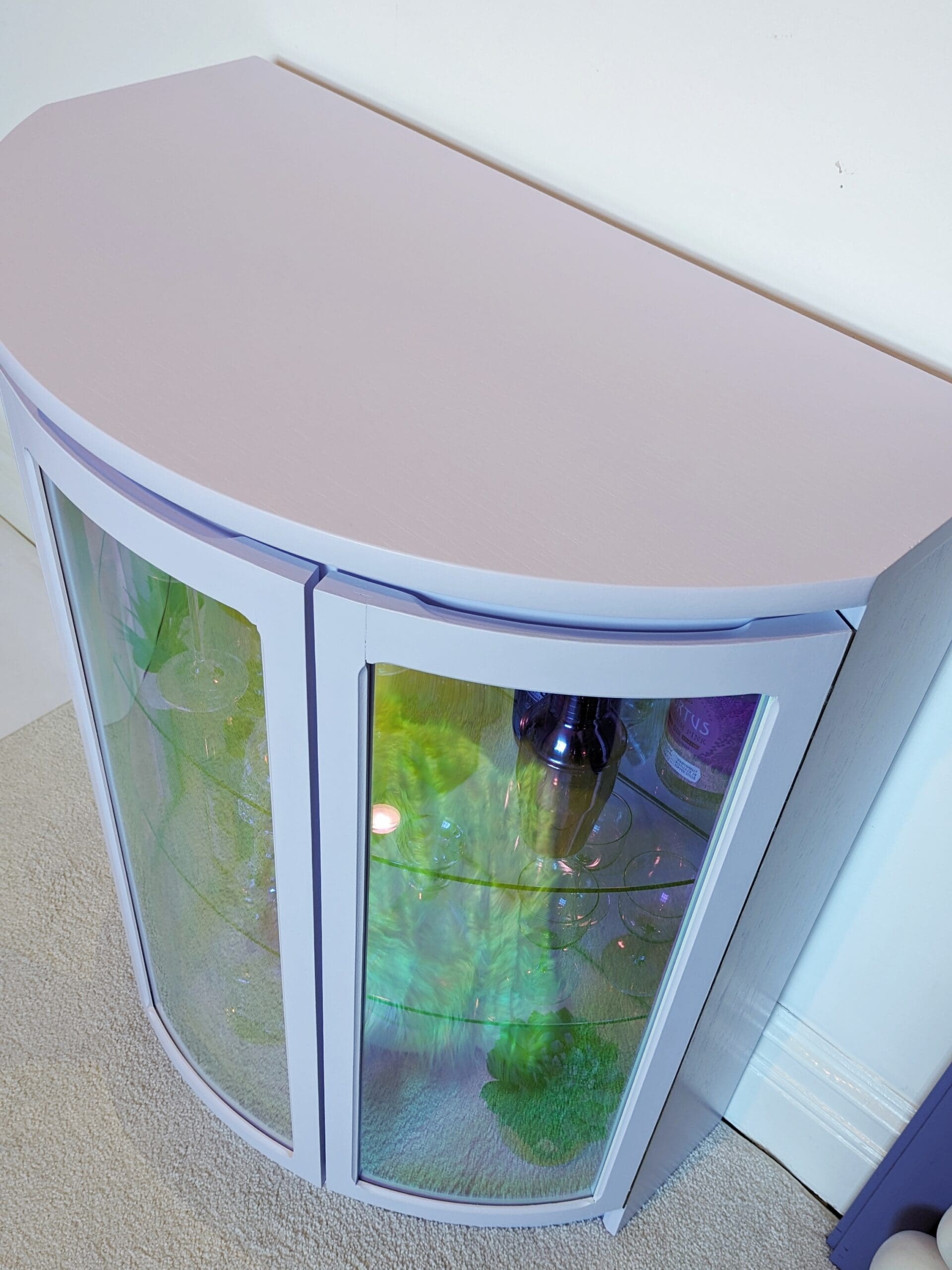 Luna | Lilac drinks cabinet with iridescent curved glass