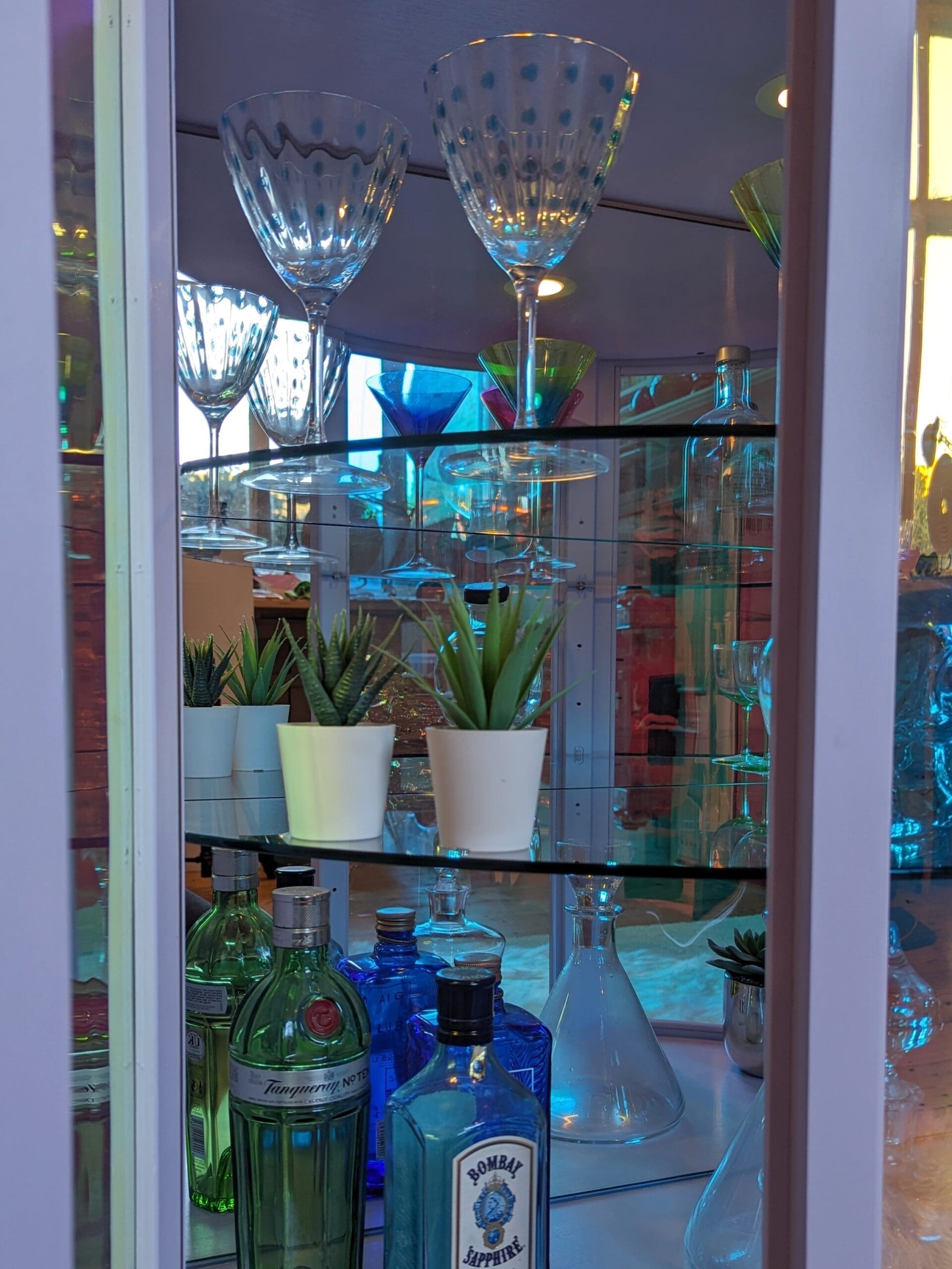 Luna | Lilac drinks cabinet with iridescent curved glass
