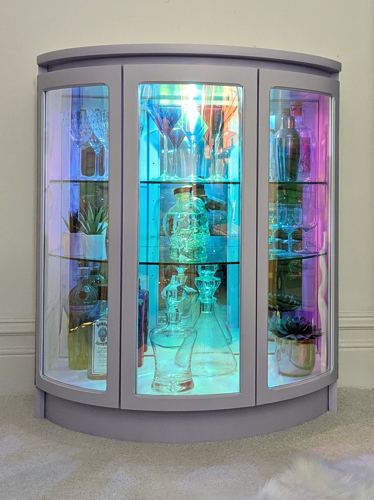 Luna | Lilac drinks cabinet with iridescent curved glass