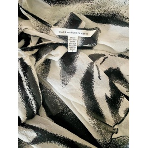 2000s Diane Von Furstenberg Black White Abstract Silk Blouse