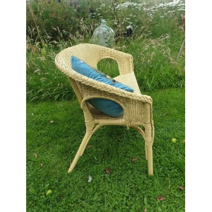 Wicker bench seat