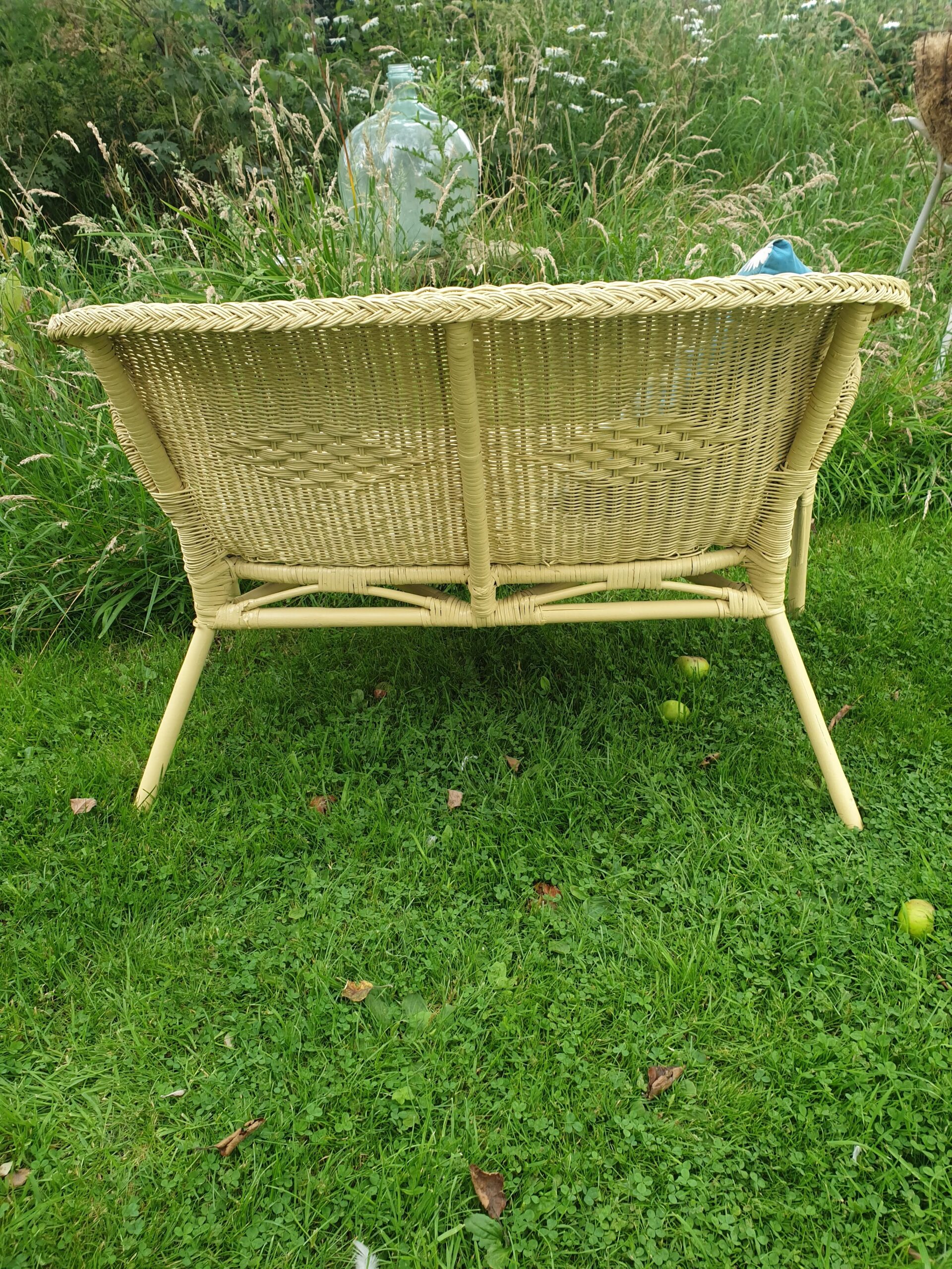 Wicker bench seat