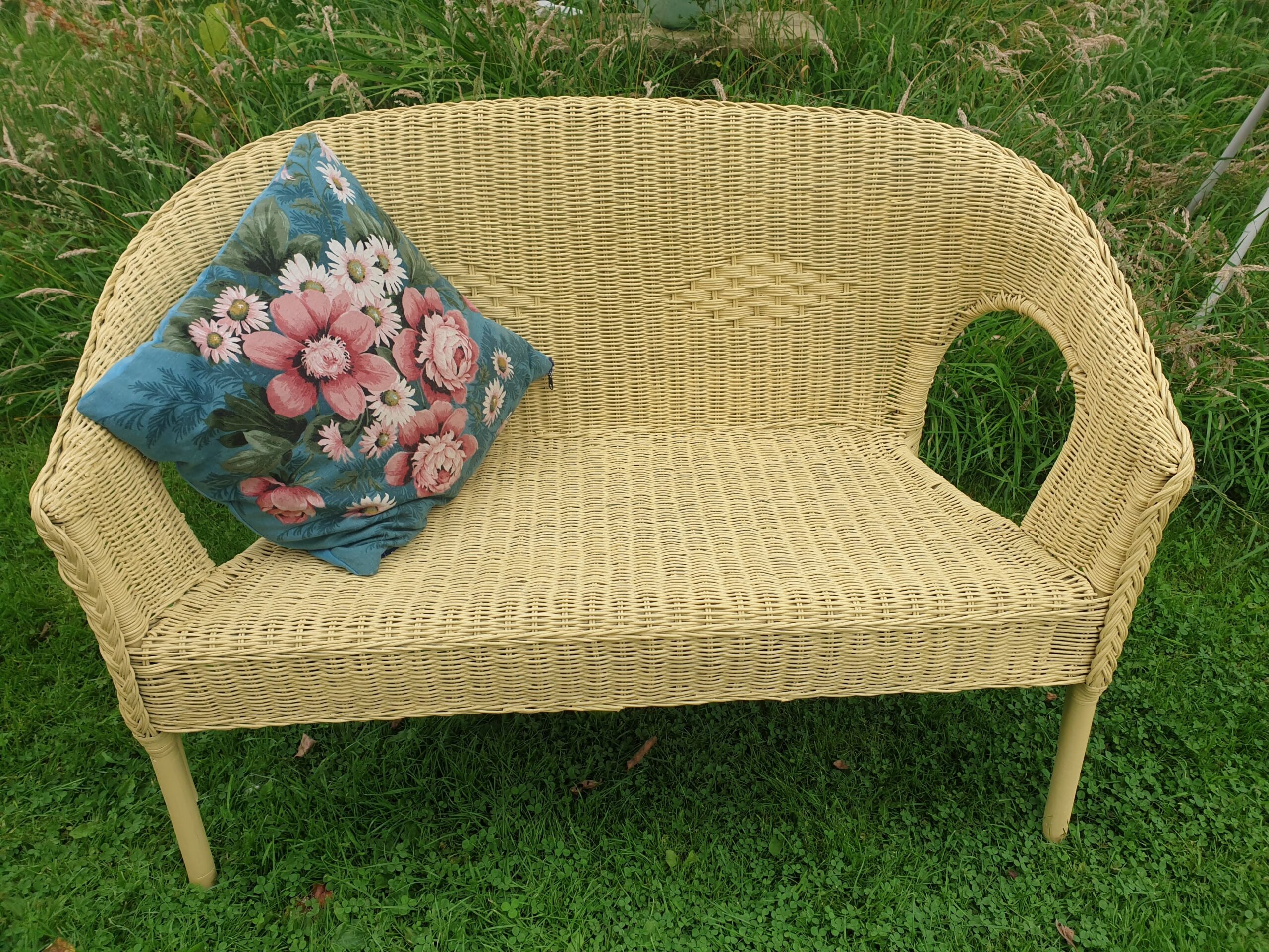 Wicker bench seat