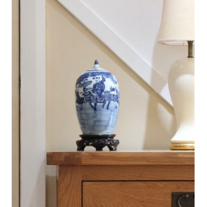 Antique Chinese blue and white Kangxi lidded jar. No damage. Excellent condition