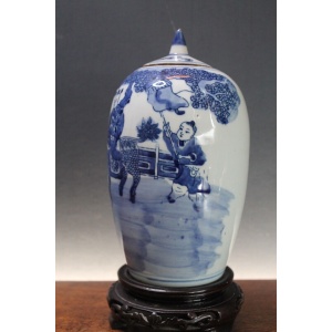 Antique Chinese blue and white Kangxi lidded jar. No damage. Excellent condition