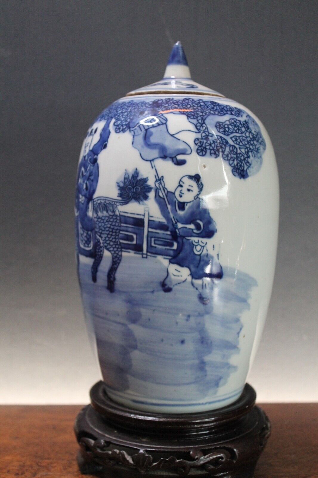Antique Chinese blue and white Kangxi lidded jar. No damage. Excellent condition