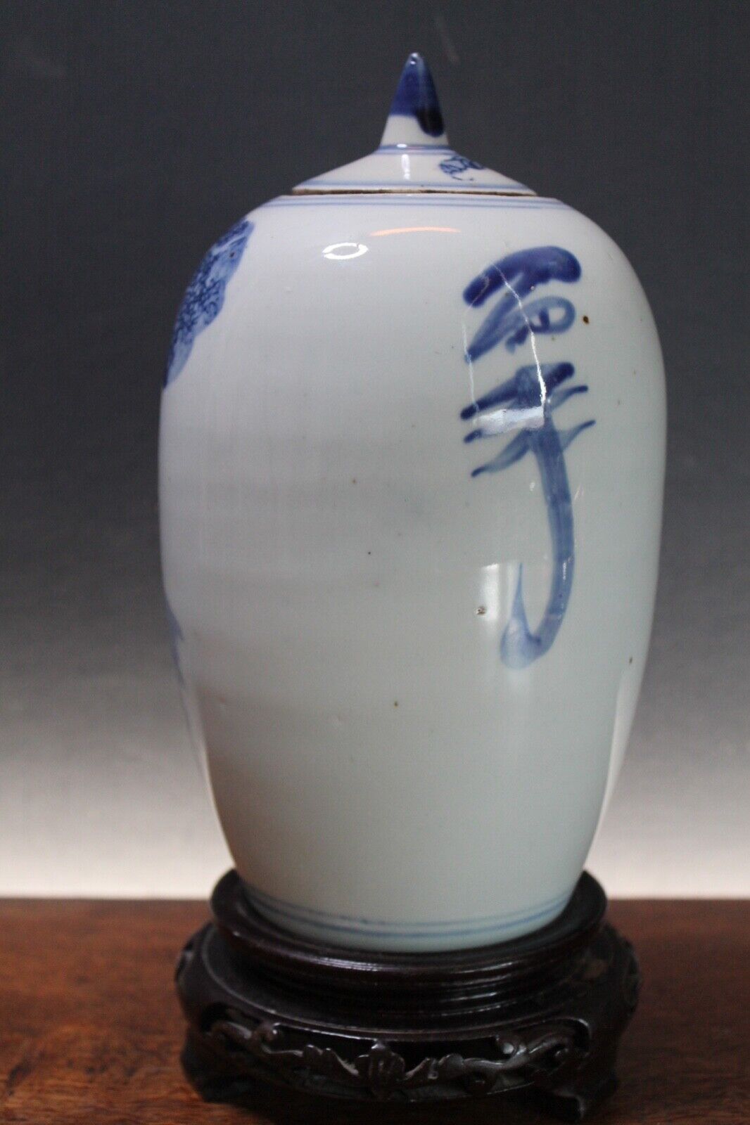 Antique Chinese blue and white Kangxi lidded jar. No damage. Excellent condition