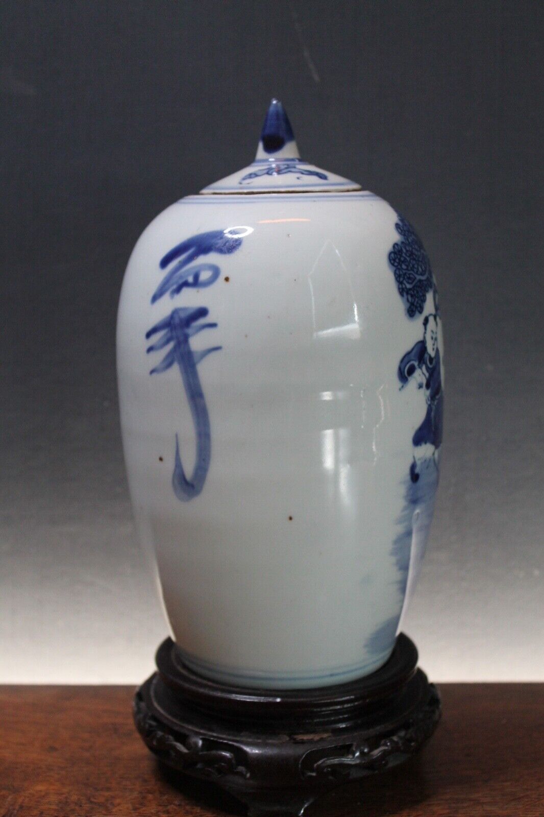 Antique Chinese blue and white Kangxi lidded jar. No damage. Excellent condition