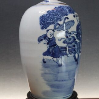 Antique Chinese blue and white Kangxi lidded jar. No damage. Excellent condition