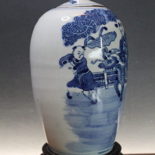 Antique Chinese blue and white Kangxi lidded jar. No damage. Excellent condition