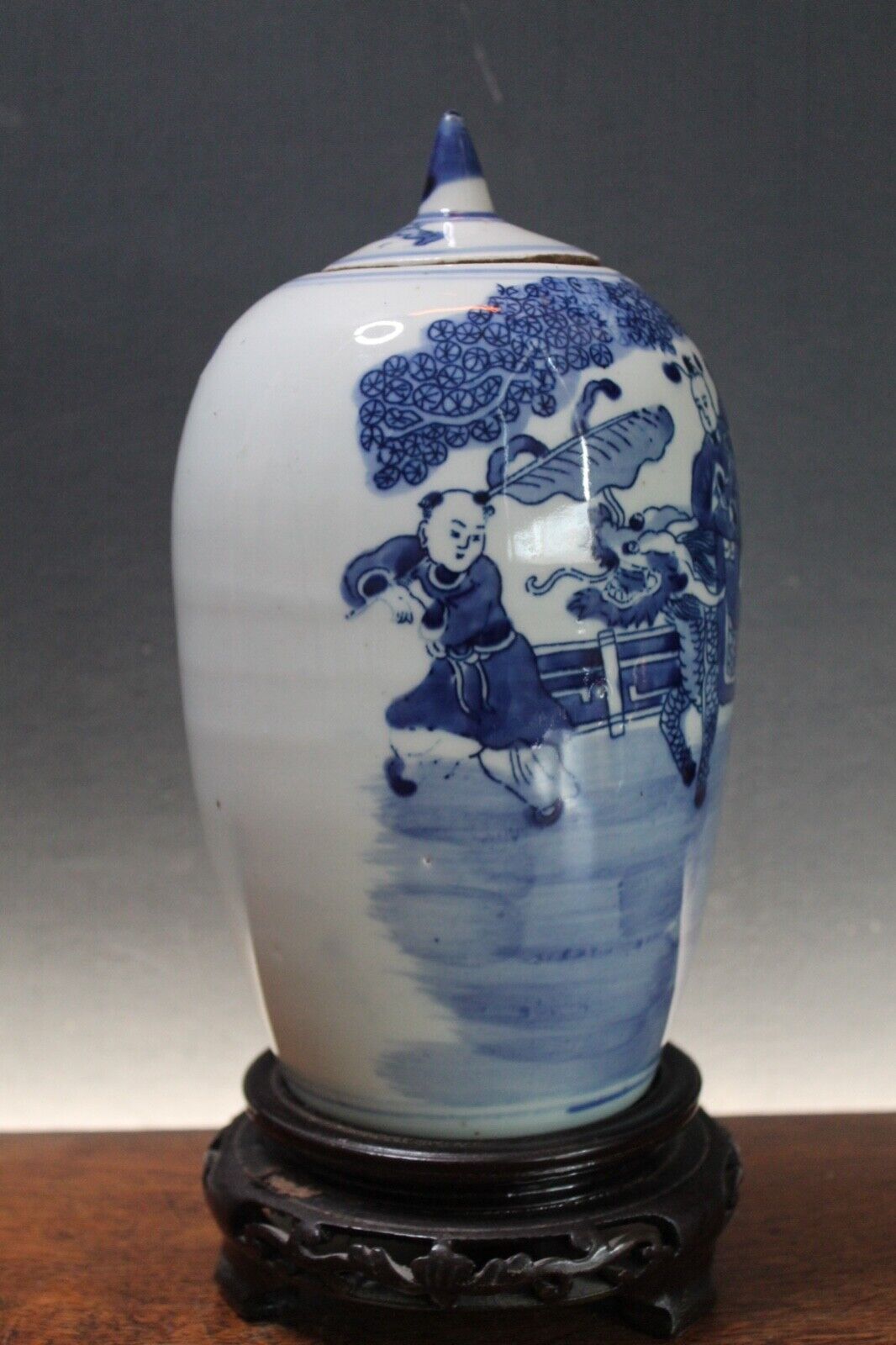 Antique Chinese blue and white Kangxi lidded jar. No damage. Excellent condition
