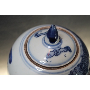 Antique Chinese blue and white Kangxi lidded jar. No damage. Excellent condition