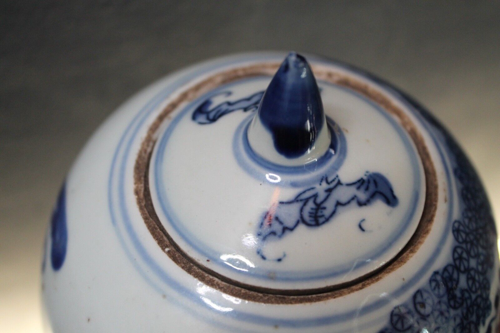Antique Chinese blue and white Kangxi lidded jar. No damage. Excellent condition