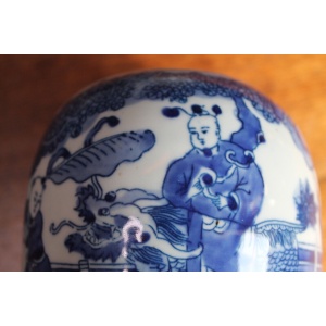 Antique Chinese blue and white Kangxi lidded jar. No damage. Excellent condition