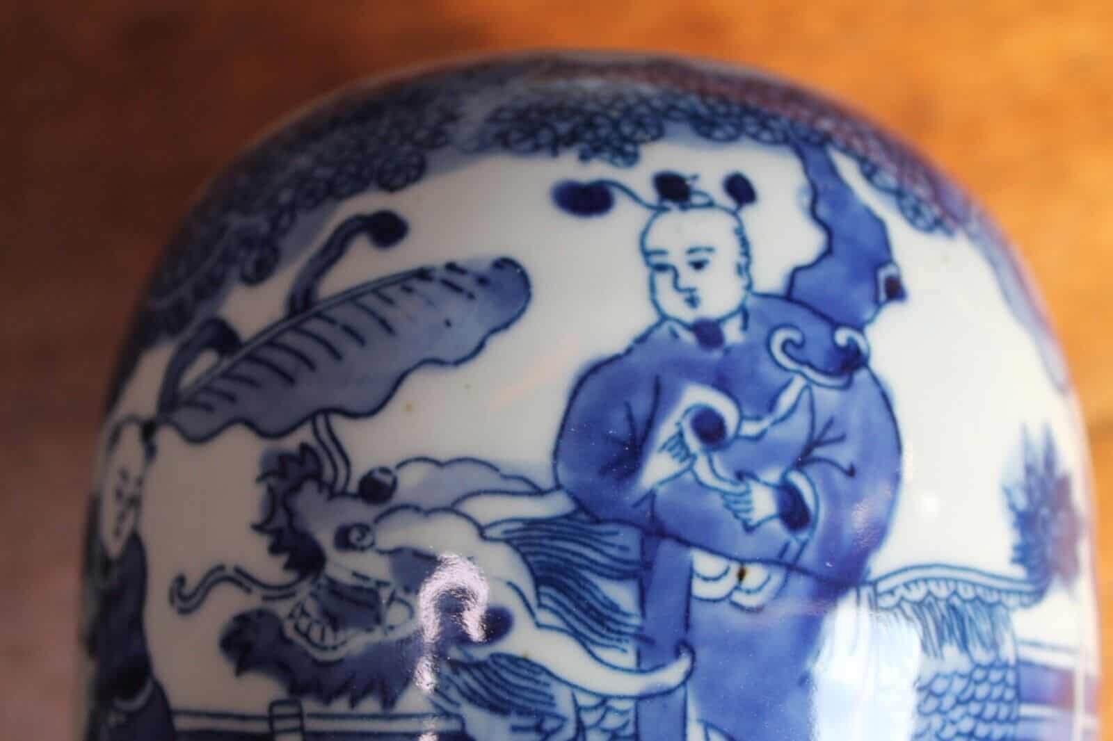 Antique Chinese blue and white Kangxi lidded jar. No damage. Excellent condition