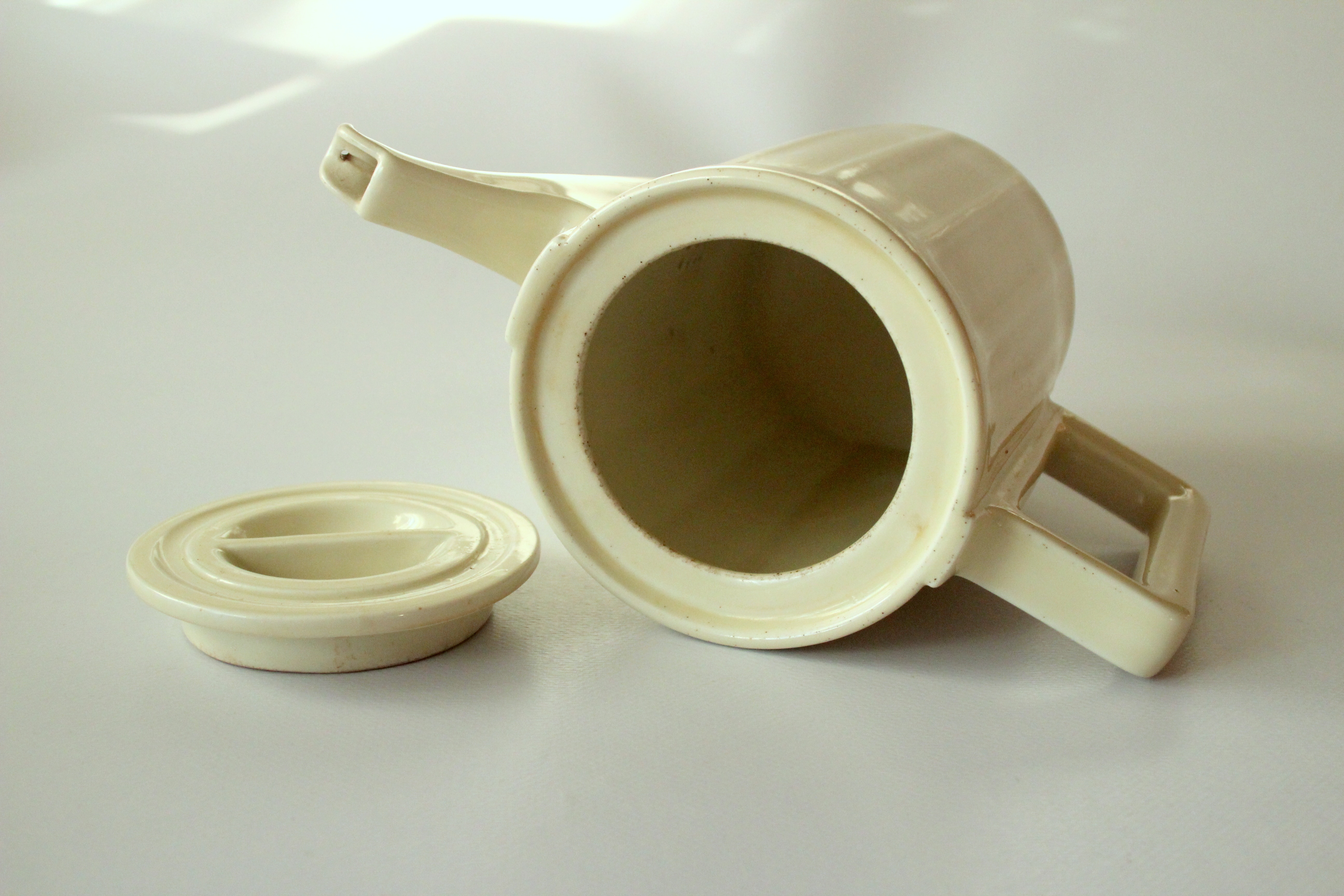 1920s Antique Art Deco german coffee pot by Bauscher/Weiden made of ceramic with a metal warming hood