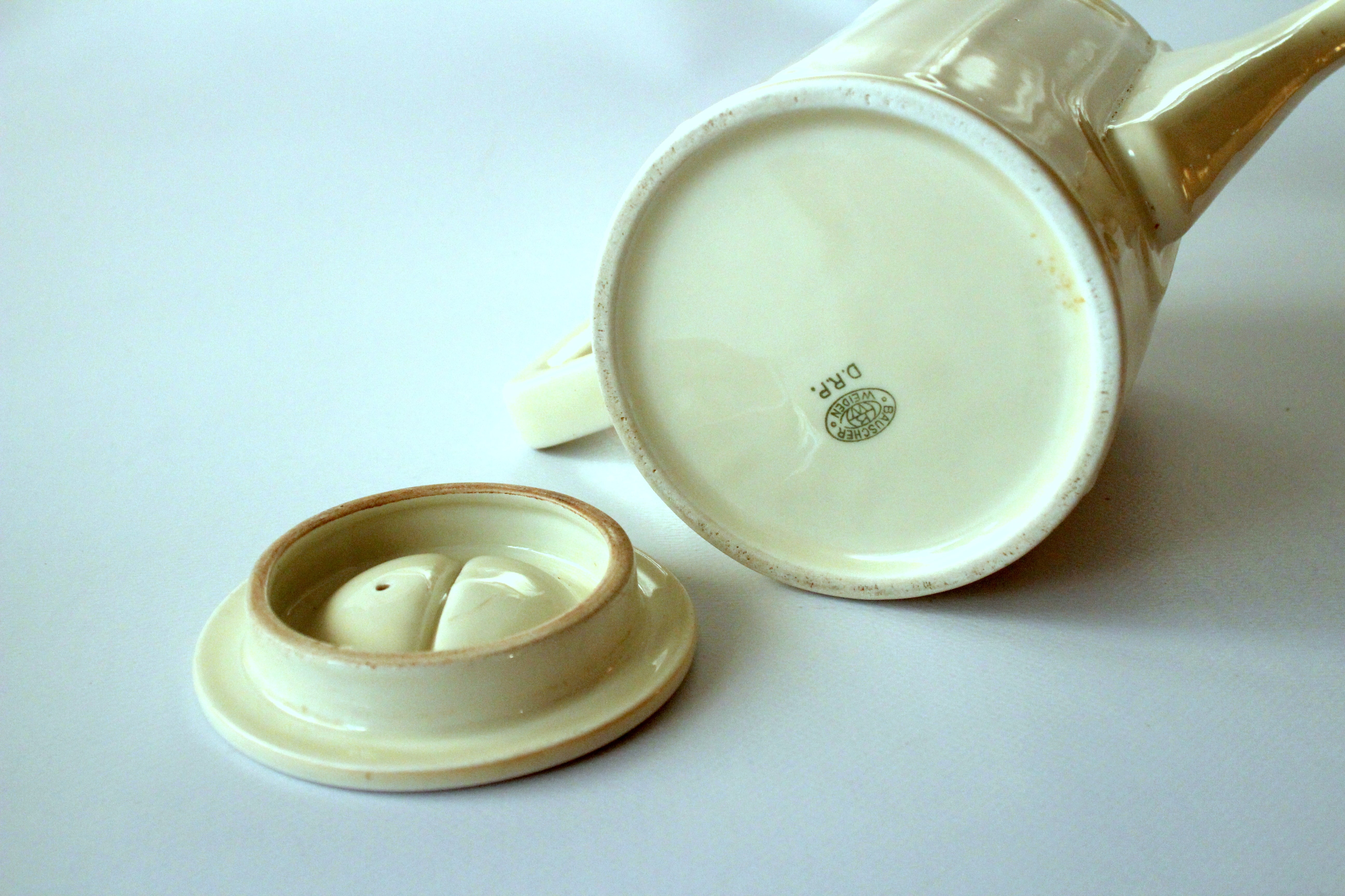1920s Antique Art Deco german coffee pot by Bauscher/Weiden made of ceramic with a metal warming hood