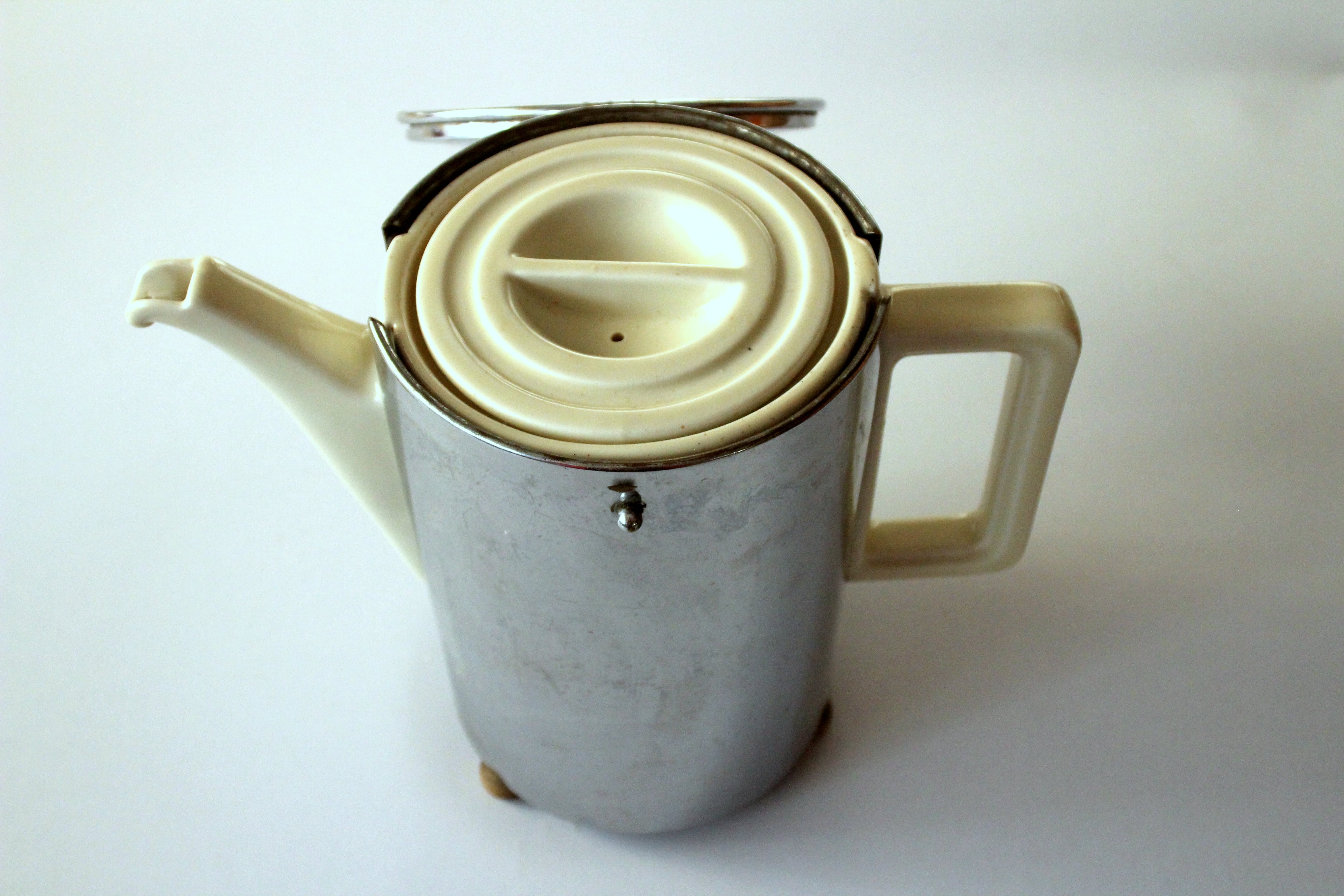 1920s Antique Art Deco german coffee pot by Bauscher/Weiden made of ceramic with a metal warming hood