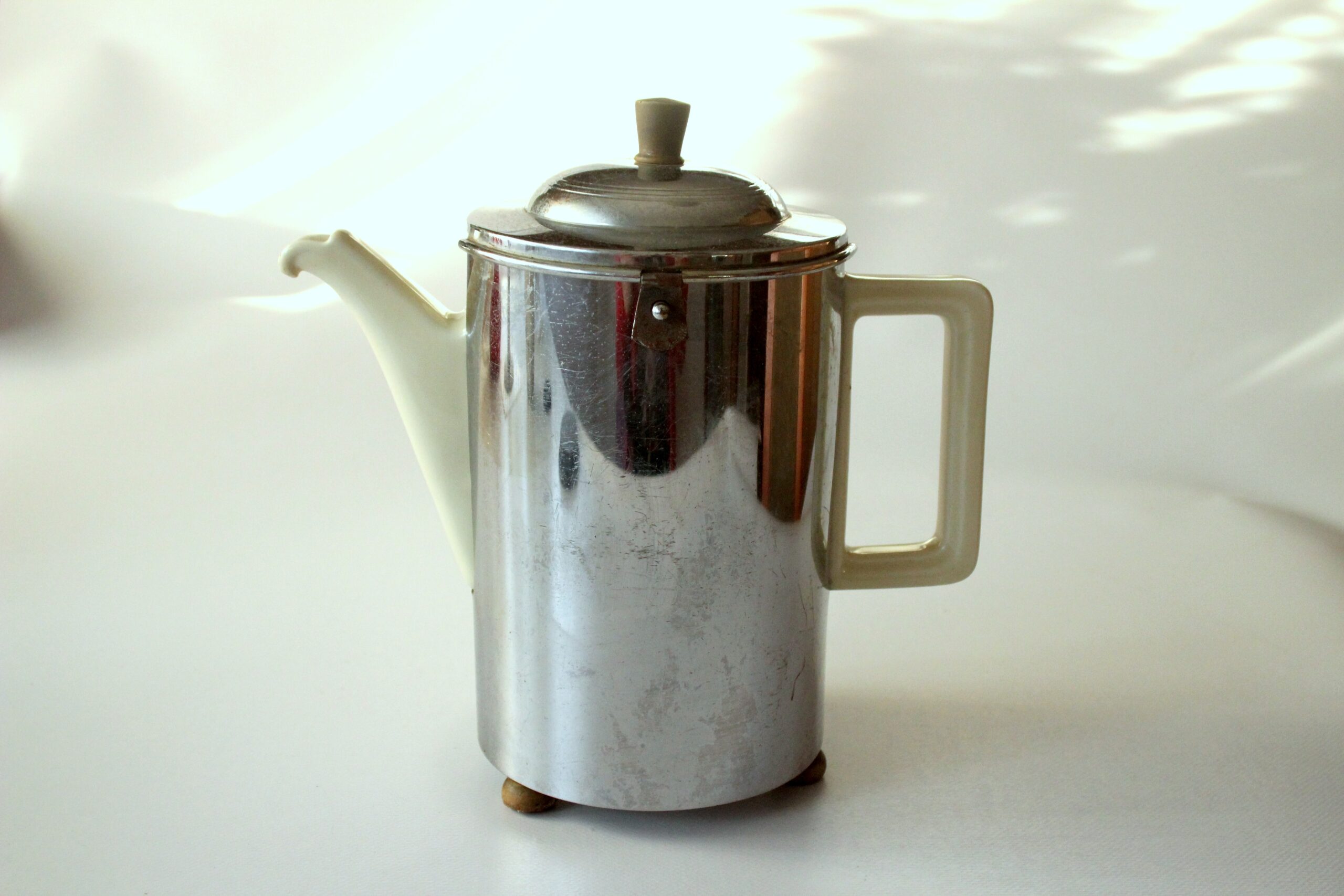 1920s Antique Art Deco german coffee pot by Bauscher/Weiden made of ceramic with a metal warming hood