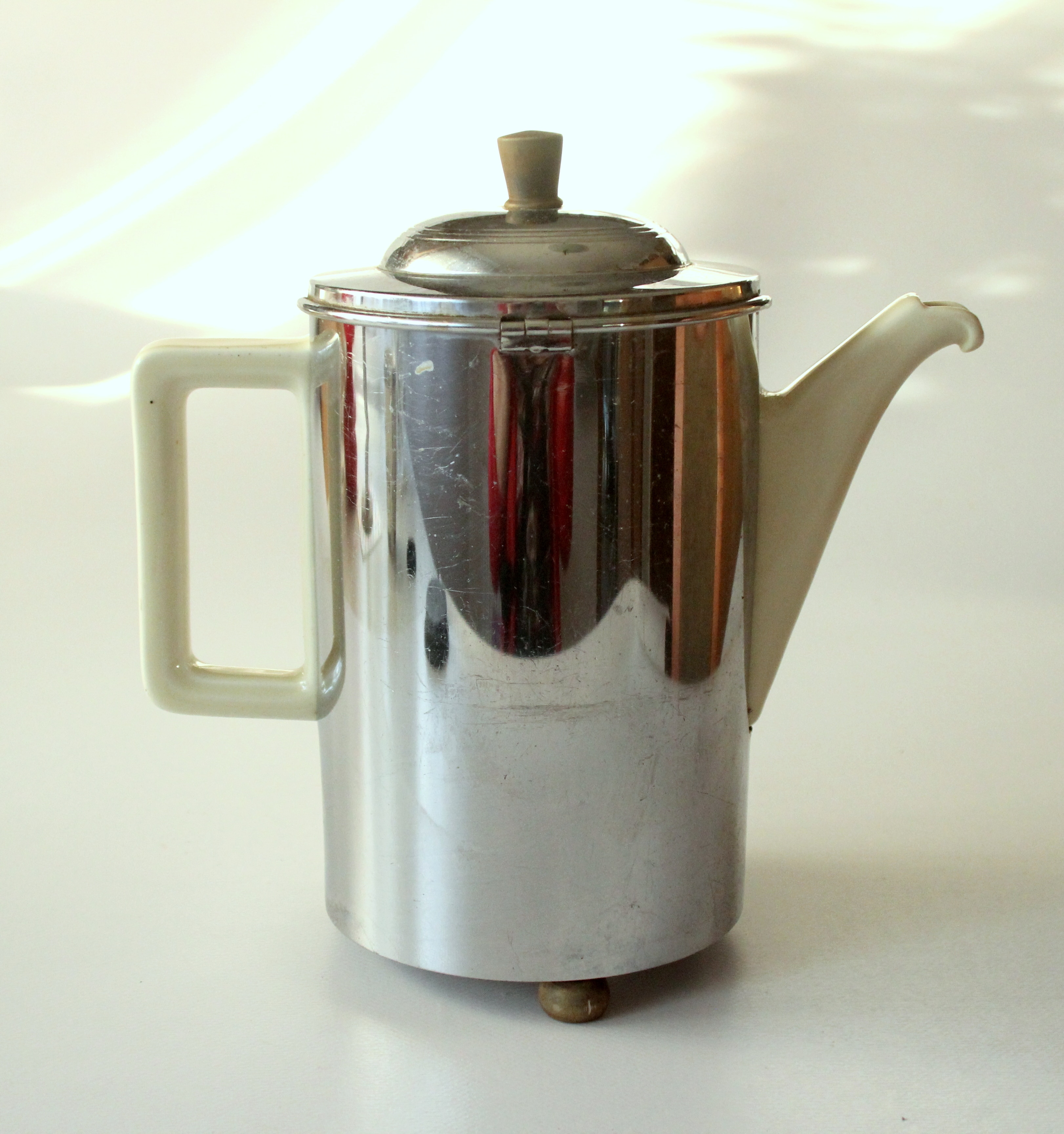 1920s Antique Art Deco german coffee pot by Bauscher/Weiden made of ceramic with a metal warming hood