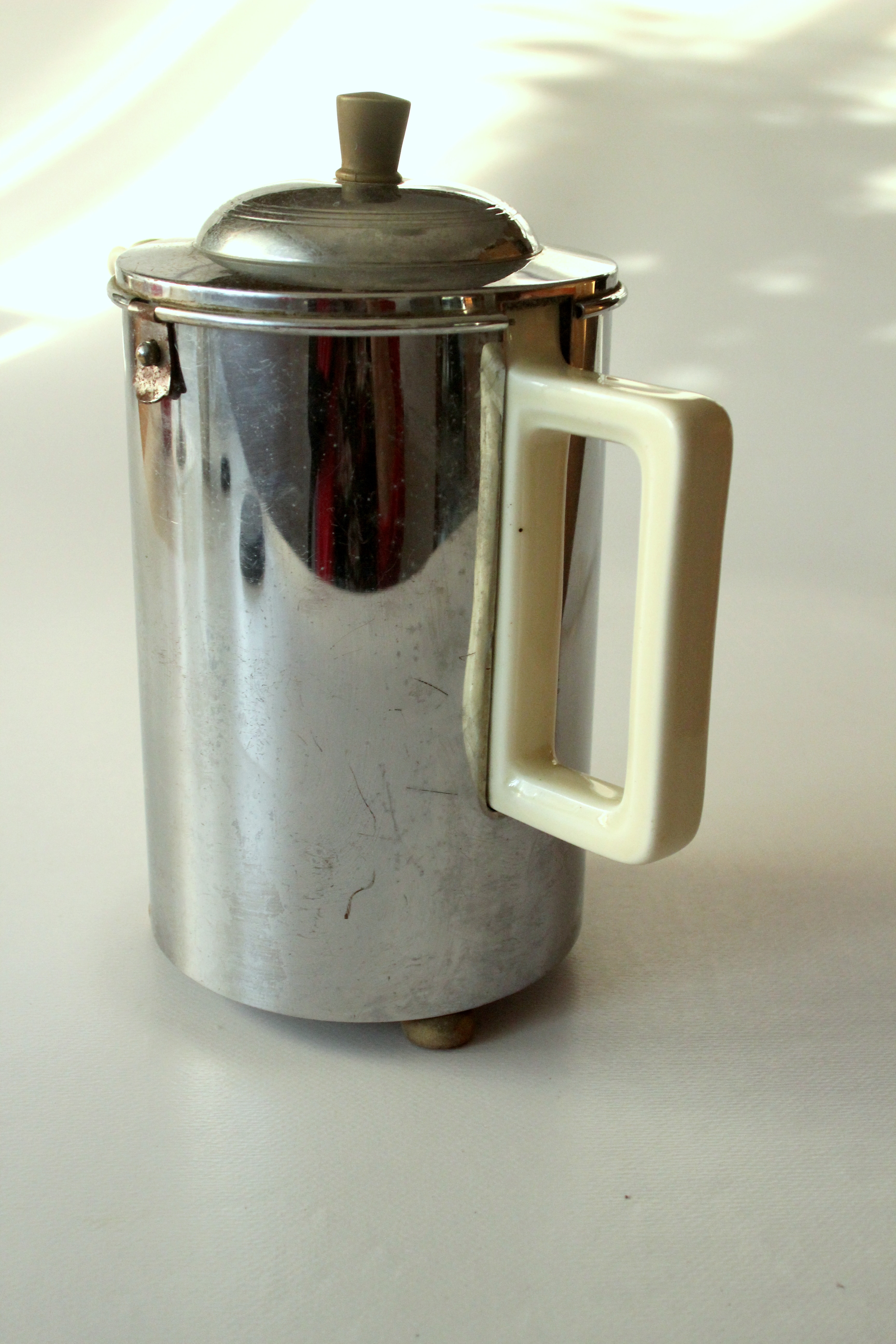 1920s Antique Art Deco german coffee pot by Bauscher/Weiden made of ceramic with a metal warming hood