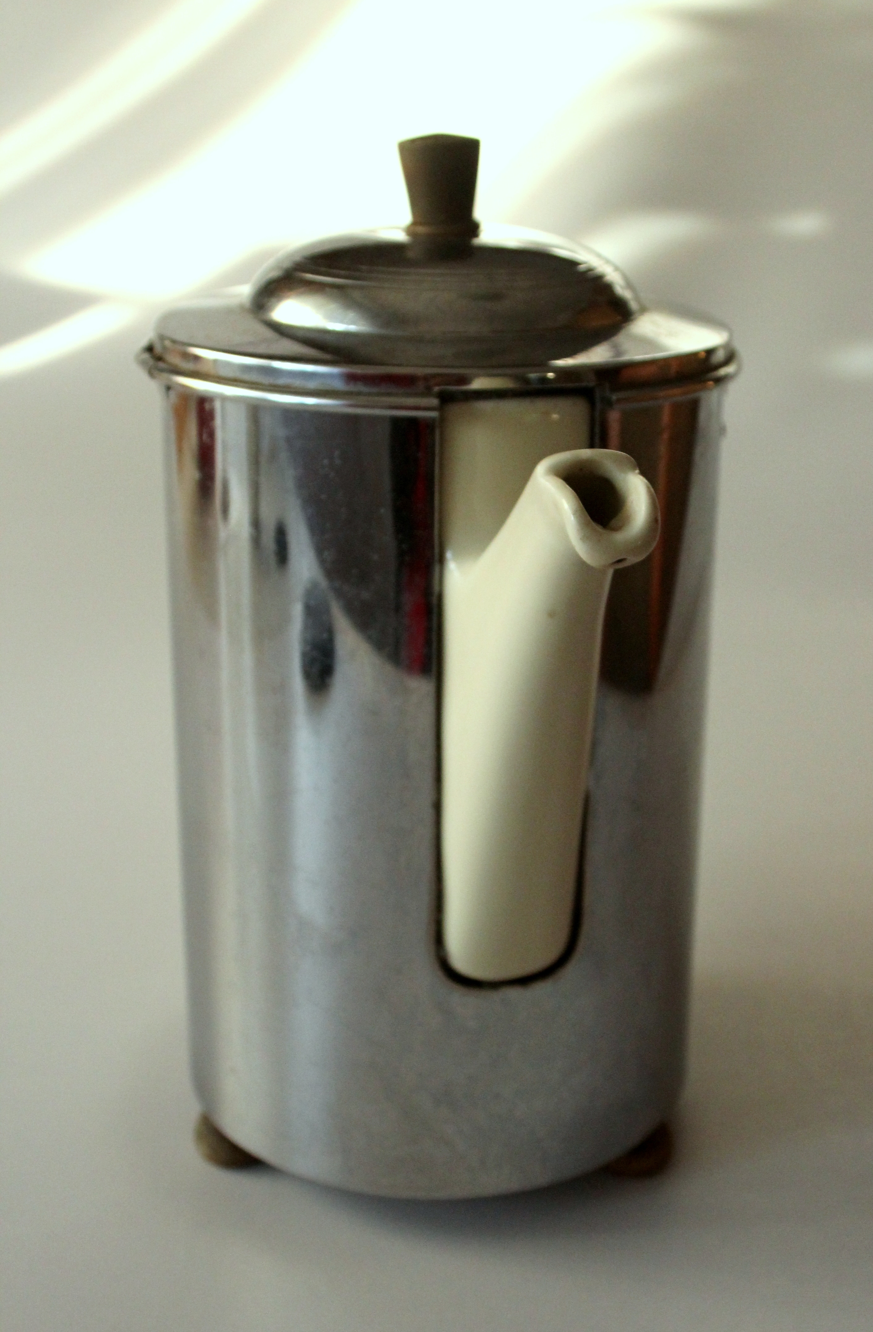 1920s Antique Art Deco german coffee pot by Bauscher/Weiden made of ceramic with a metal warming hood