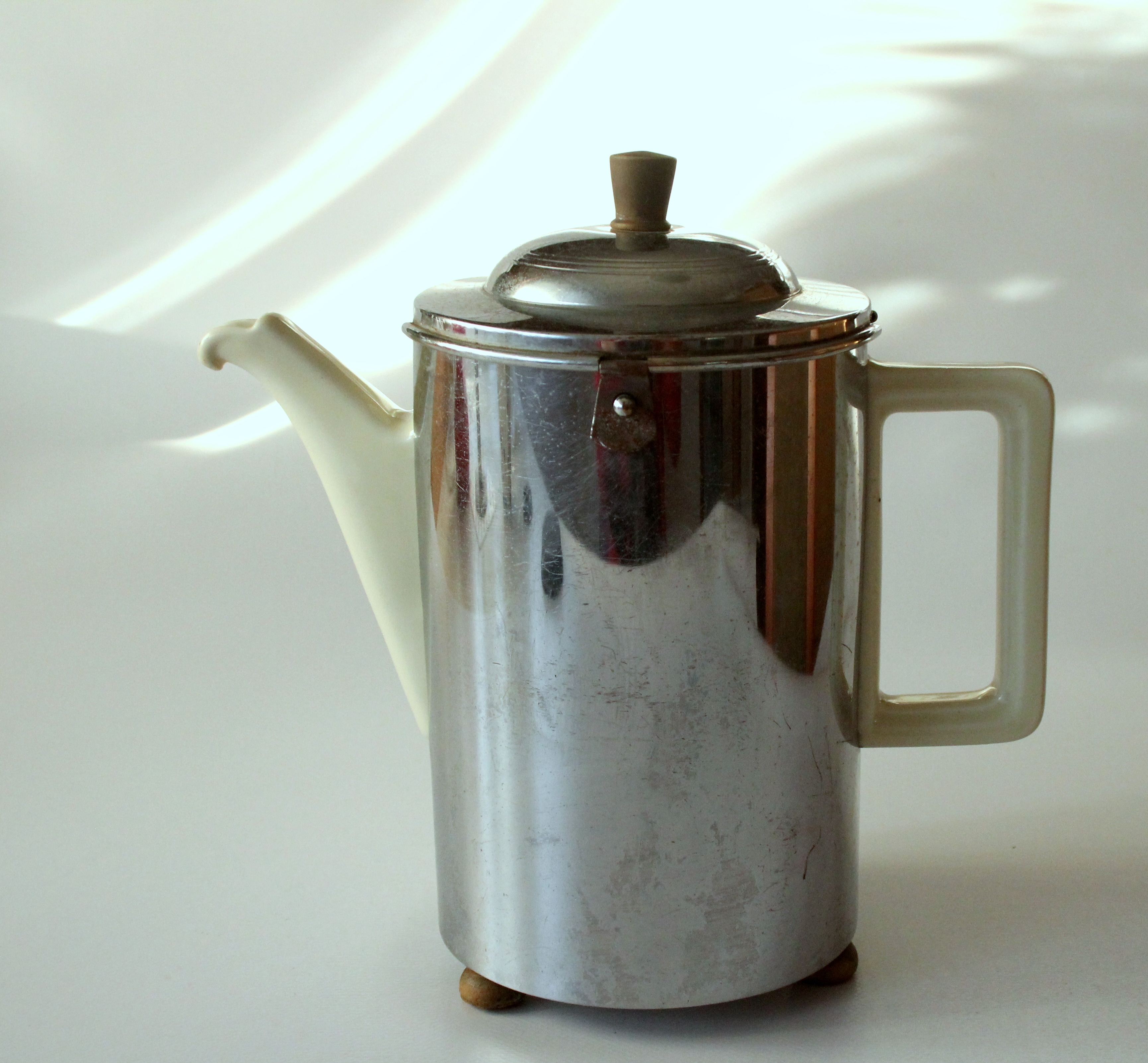 1920s Antique Art Deco german coffee pot by Bauscher/Weiden made of ceramic with a metal warming hood
