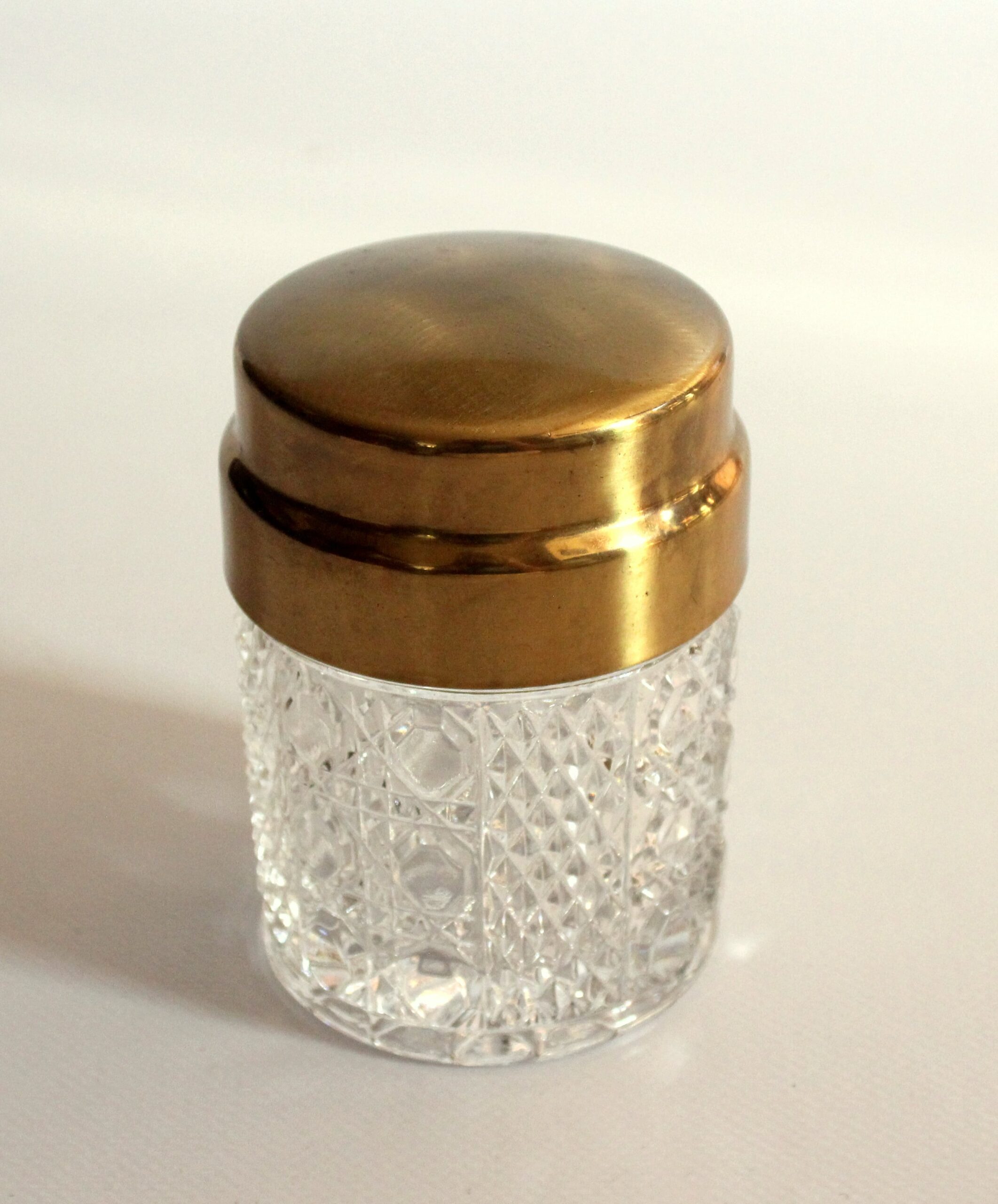 Elegant cigarette box from the 60s, made of crystal glass and brass lid, vintage