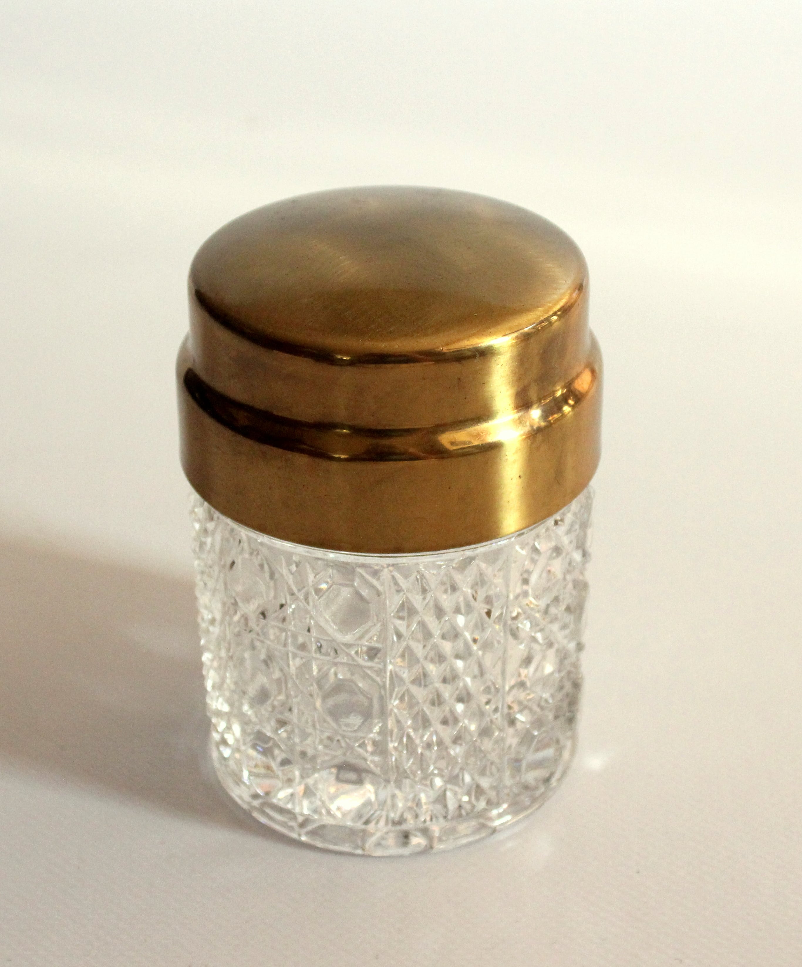 Elegant cigarette box from the 60s, made of crystal glass and brass lid, vintage